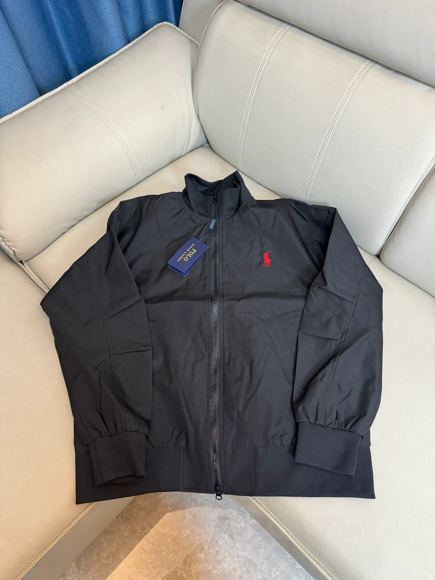 P320 Ralh Lauren men's old money style veteran stand collar workwear Harrington jacket. Ralh Lauren has gone crazy this year. The upper body of major Internet celebrities. The fabric has a double-layer shin feel and is full of weight! It's not as heavy as a regular jacket, and the ordinary cotton material feels really different. This one is super comfortable, soft and stylish, and has a green plaid interior that has a retro movie fashion feel! The fit is loose but not baggy. The size is just right and not too picky. The dropped shoulder design modifies the shoulder shape without making it look bulky. This silhouette is a style that will never go out of style after being worn for a long time. The upper body is also very durable and recognizable. The loose and reasonable fit can be worn by both men and women, making it easy to create a clean and refreshing youthful look. The embroidery on the chest is all German Oman embroidery fiber with original data. The embroidery process is very particular. It uses Japanese Tajima machines to ensure the embroidery is exquisite and three-dimensional. That is what I said is different from the ones on the market. Regarding the workmanship, the version is a loose version and can be used by boys and girls!! Color: black, navy, size: S-XL